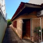 Terreno 255m² com 2 casas. Garagem para até 4 carros no bairro Rio Branco.