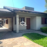 Casa com 3 dormitórios, suíte, 182m², térrea, 8 vagas, Bairro Guarujá.