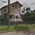 Casa tipo sobrado com 4 dormitórios, 1 suíte, 2 banheiros, ampla sala, cozinha, lavandeira, sótão, 2 vagas de garagem e pátio no bairro Vila Nova