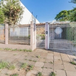 Casa térrea no coração do bairro Tristeza, junto ao polo comercial da Av. Wenceslau Escobar.