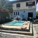 Casa com 4 dormitórios e 6 vagas com piscina