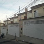 Sobrado com 3 dormitórios, 1suite com sacadas, sala, cozinha americana, lavanderia e lavabo. Garagem