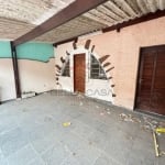 Casa antiga com terreno de 6x20 sendo 2 dormitórios com 2 vagas e quintal