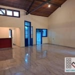 Casa Comercial (140m³), 4 Banheiros, 2 Vagas. Excelente ponto comercial