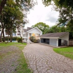 Casa com 3 dormitórios e amplo espaço no Mossunguê