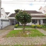 Casa com 7 dormitórios e amplo quintal no Água Verde