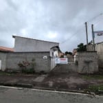 Casa com dois dormitórios e área livre de terreno