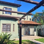 Casa com 4 dormitórios, 02 suítes e um térreo, amplo pátio arborizado nos fundos.