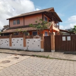 Casa com dois quartos, sendo uma suite, na rua da praia, com , garagem.