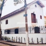 Casa de vila fechada com cancela e guarita. Venha visitar