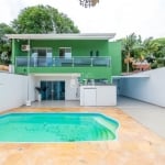 Linda casa com piscina no Bairro  Bacacheri