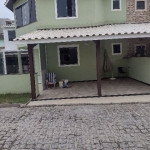 Excelente casa em condomínio tranquilo com 5/4, 2 suítes e a poucos passos da praia .