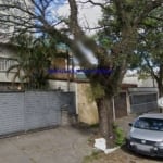 Casa 150m², sendo casa principal + edícula; a casa com 2 dormitórios (sendo 1 suíte), 3 banheiros e garagem para 2 carros; a edícula 1 dormitório