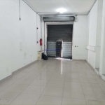 Loja com 180m² + 40m² de sobreloja e 02 banheiros.  Excelente localização á 3 minutos andando para a estação do metrô são Bento;