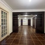 Apartamento 280m², 04 dormitórios (sendo 02 suítes), 03 banheiros e 03 vagas na garagem.  Condomínio com portaria.   Excelente localização.