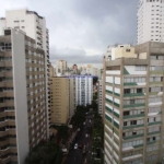 Apartamento 169m², 04 dormitórios (sendo 01 suíte), 03 banheiros e 02 vagas na garagem.    Condomínio com portaria 24hrs e jardim.