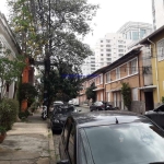 Imóvel com 120m² total, Com 04 Salas, 02 Banheiros e Excelente jardim nos fundos.   Em uma vila no bairro do Higienópolis