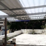 Casa  com 170m², 4 dormitórios, 4 banheiros e 2 vagas na garagem.   No piso térreo,  a garagem com espaço de aproximadamente 60 mq, '