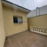 Casa Residencial  ou Comercial com180m², 04 dormitórios, 02 banheiros e 01 vaga de garagem. Possui quintal e salão nos fundos. Imóvel todo reformado.