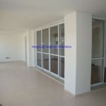 Apto de 159 m² com 2 vagas / 3 suítes (com armários e camas) / cozinha completa / área de serviço montada.