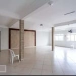 Sala comercial 237m² com quatro banheiros e 2 pisos para locação