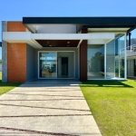 Casa térrea com piscina em condomínio de luxo a beira mar