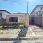 Casa totalmente térrea no Jardim Bonfiglioli com frente ampla , jardim decorando na entrada da casa.