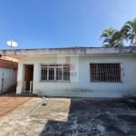 Casa Terreá com três dormitórios e garagem para 12 carros.