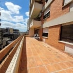 Apartamento central com terraço e 3 dormitórios.