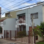 Casa com 3 dormitórios e 2 vagas  no bairro Santana