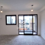 Vende apartamento tipo studio com 26m² com varanda, vista livre, ao lado do metrô Saúde.