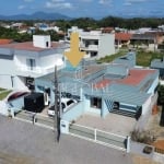 Casa com piscina e área de festas à 340 metros do mar na Barra do Saí