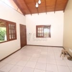 Casa Espaçosa com 3 Dormitórios e Piscina no Laranjal!