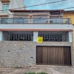 Casa duplex, com 5 quartos (1 suíte), e garagem para 2 carros, no Jardim Laranjeiras, próximo ao Cascatinha.