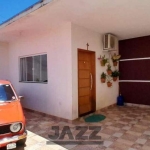 Aprazível casa à venda na Vila dos Ypês, Boituva, SP, possui 3 quartos, sendo 2 suítes, 2 banheiros, sala, cozinha, área gourmet e 2 vagas na garagem.