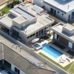 Chácara à venda no condomínio Portal dos Lagos, Boituva – SP. Possui 5 suítes, sala, cozinha, área gourmet, piscina e 7 vagas na garagem.