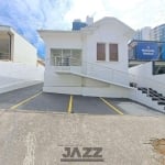 Casa térrea com edícula e quintal disponível para locação no bairro Vila Itapura, em Campinas