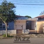 Casa a venda na região central de Boituva, possui 2 quartos, sala, cozinha, banheiro, área de serviço e 3 vagas na garagem.