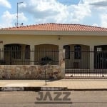 Excelente casa à venda no Parque das Árvores – Cerquilho, SP. Possui 3 quartos, sala, cozinha, edícula, 2 banheiros e 4 vagas na garagem.