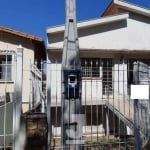 Casa com ótima localização, edícula no fundo.