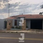 Excelente casa a venda no bairro Colina Verde em Tatuí, SP, possui 4 quartos, sendo 2 suítes, piscina, aquecimento solar.