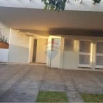 Casa de condomínio para alugar no Housing 2. Com 150 m², 03 quartos (1 suíte), 03 banheiros, lavabo, área externa com churrasqueira, ducha e gramado.