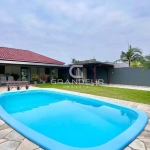 Casa à venda com 3 quartos, 2 suítes, piscina e amplo terreno em Guaratuba