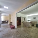 Raro apartamento de 400m², reformado e com 2 vagas, entre o Copacabana Palace e o Metrô, em Copacabana.