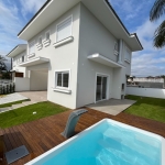 Casa à venda de 3 suítes com piscina, na Praia da Daniela, Florianópolis / SC