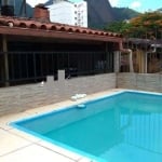 Belíssima casa a venda na Rua Henrique Morize - Área externa com churrasqueira, piscina , Sala em 2 ambientes, 3 quartos sendo 1 suíte, 1 banheiro social, copa cozinha - Grajaú - Código: 20260