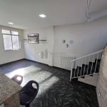 CASA DE VILA RUA BARÃO DE COTEGIPE (VILA ISABEL) - CASA TRIPLEX COMPOSTA POR SALA, 3 QUARTOS SENDO 1 SUÍTE, 1 BANHEIRO SOCIAL, 1 LAVABO, COZINHA INTEGRADA A SALA, ÁREA DE SERVIÇO, TERRAÇO COM TOLDO RE