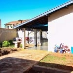 Casa 160 m2 área &#250;til, com 4 dormitórios sendo 1 suíte, 3 vagas, com amplo quintal.