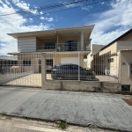 Venha conhecer essa Casa incrível em São José, espaçosa e com tudo o que você e sua família merecem! Esta casa única no terreno tem 390 m² de área total e 236 m² de área construída.