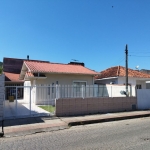 Belíssima casa mobiliada com 3 quartos, sendo 1 suite, mobiliada com amplo espaço externo para venda em Foquilhas, São José.